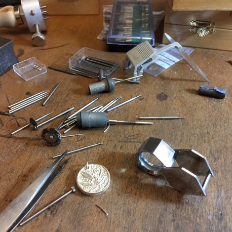 A look into the goldsmith's shop: pendant in progress