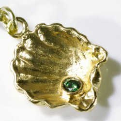 Charm Anhänger Muschel, grüner Brillant, 750- Gold