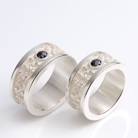 Eheringe, 925- Silber, mit modellierten Lilien und schwarzen Diamantrosen, TRIMETALL Köln