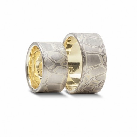 Zwei Mokume Gane Trauringe aus geschichteten Edelmetallen, eine traditionelle japanischer Schmiedetechnik.