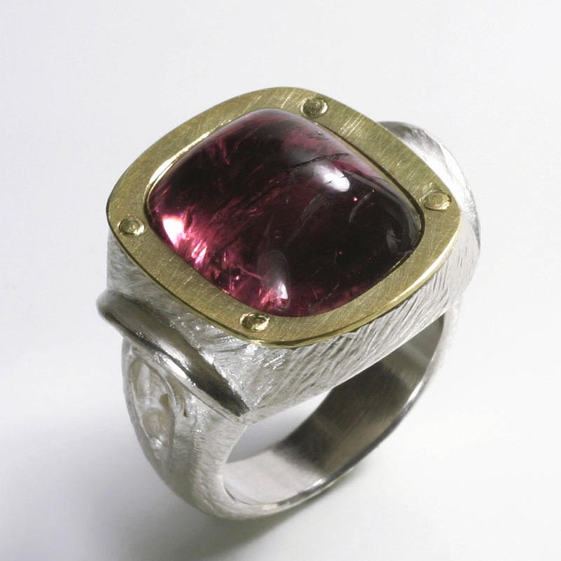 Elephant ring, 750 gold, red spinel