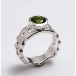 Maharajah ring, silver with peridot