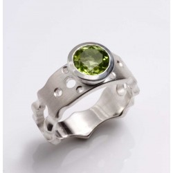 Maharajah ring, silver with peridot