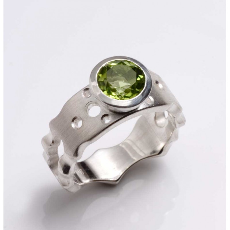 Maharajah ring, silver with peridot