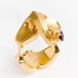 Elephant ring, 750 gold, red spinel