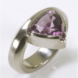  Ring, 950 palladium, amethyst trillion