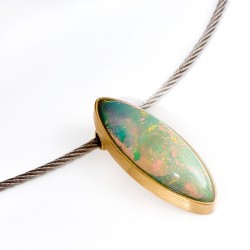  Pendant, 750 gold, white opal