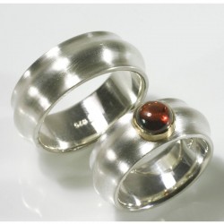  Domed wedding rings, 925- silver, 750- gold, garnet